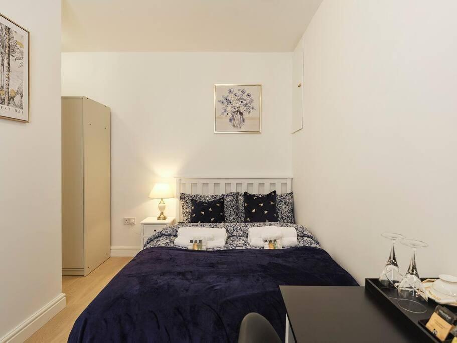 Rofennie Suite -Luxury Ensuite Room! Maidstone Exterior foto